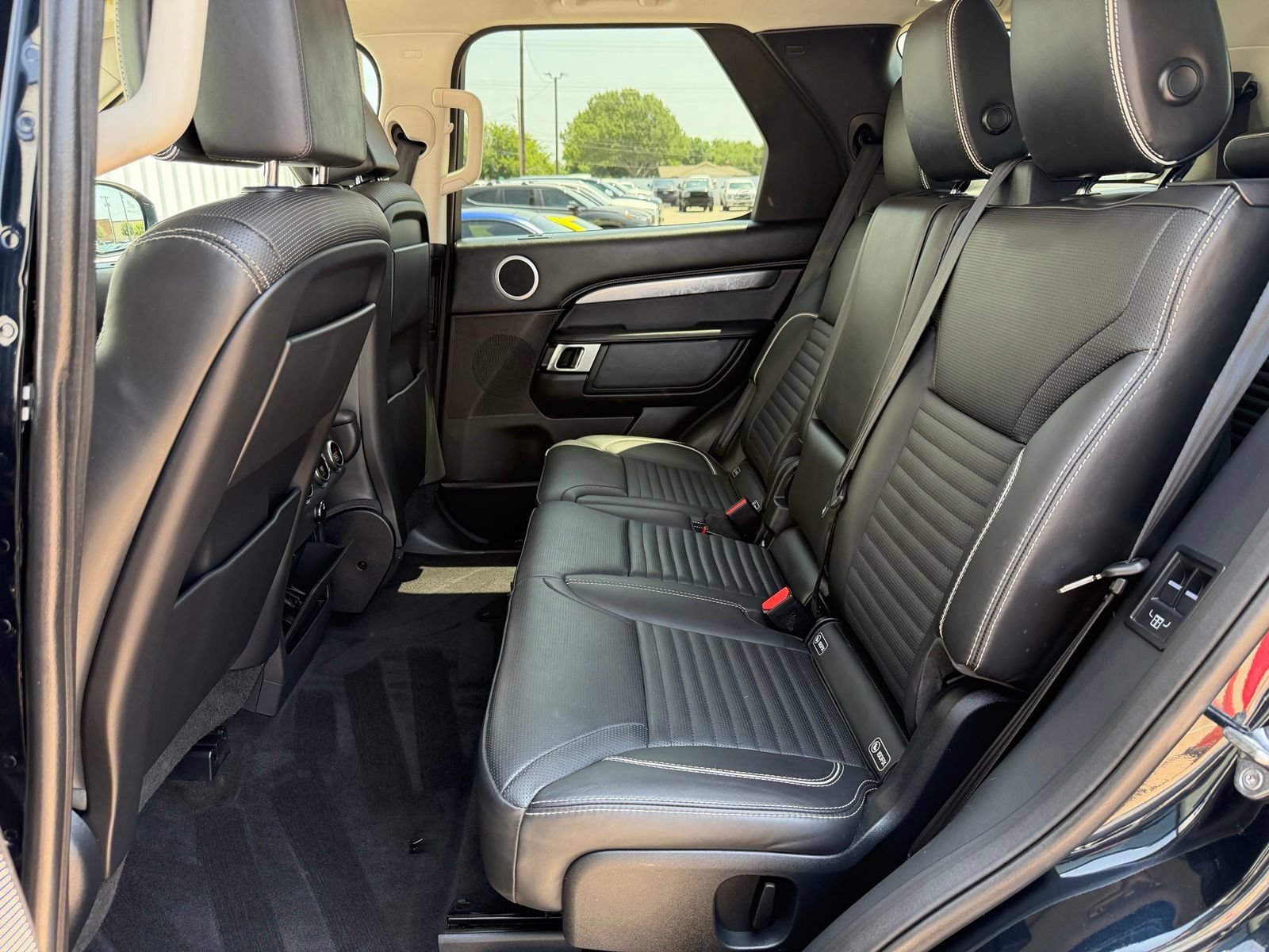 Used 2017 Land Rover Discovery First Edition AWD/4WD image 22