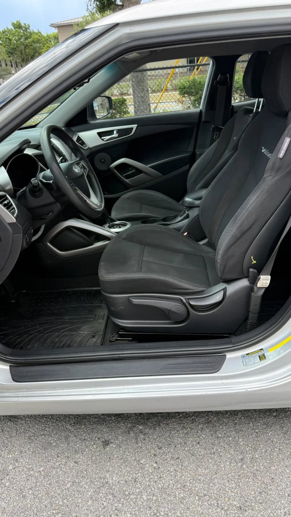 Used 2013 Hyundai Veloster FWD image 9
