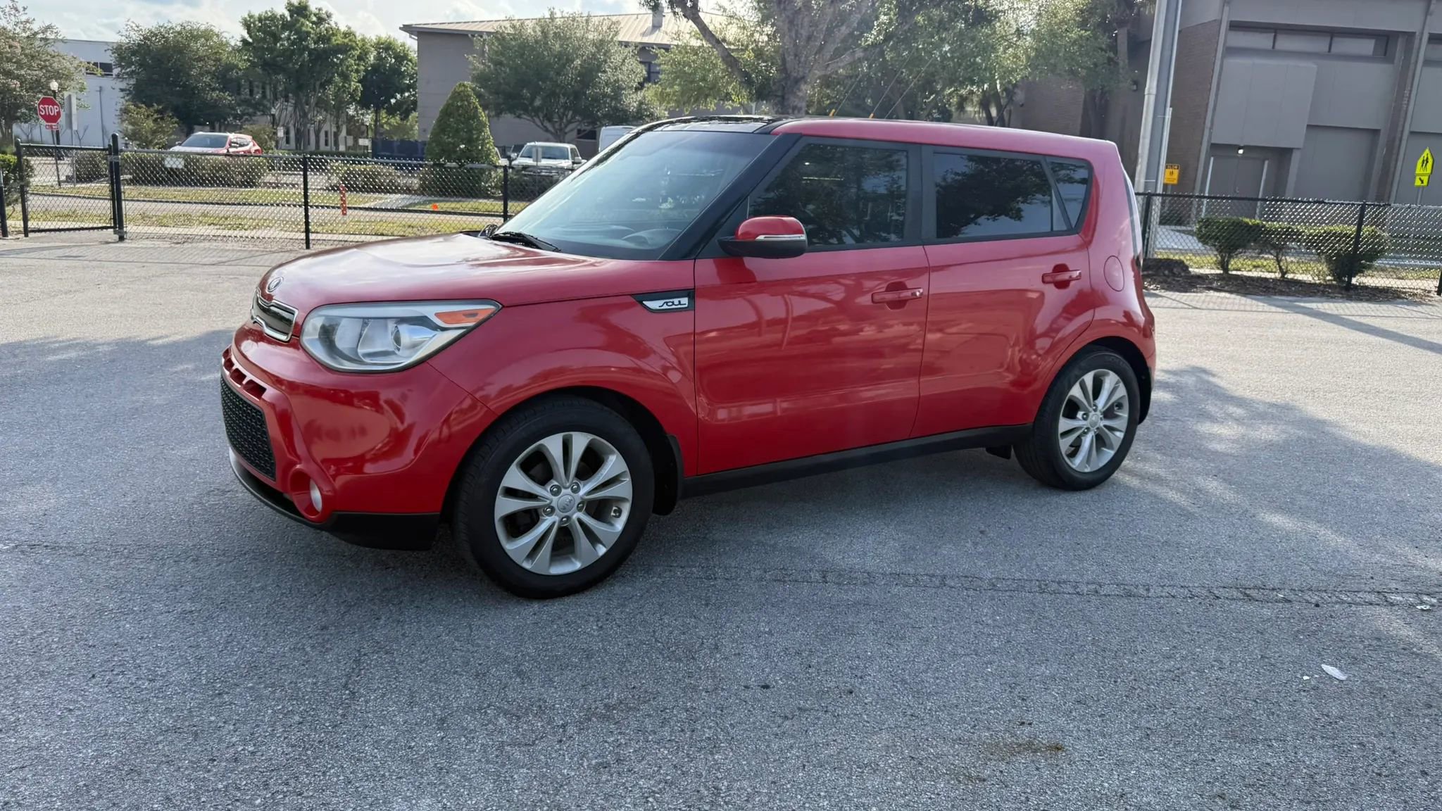 Used 2016 Kia Soul ! w/ Premium Package FWD image 2