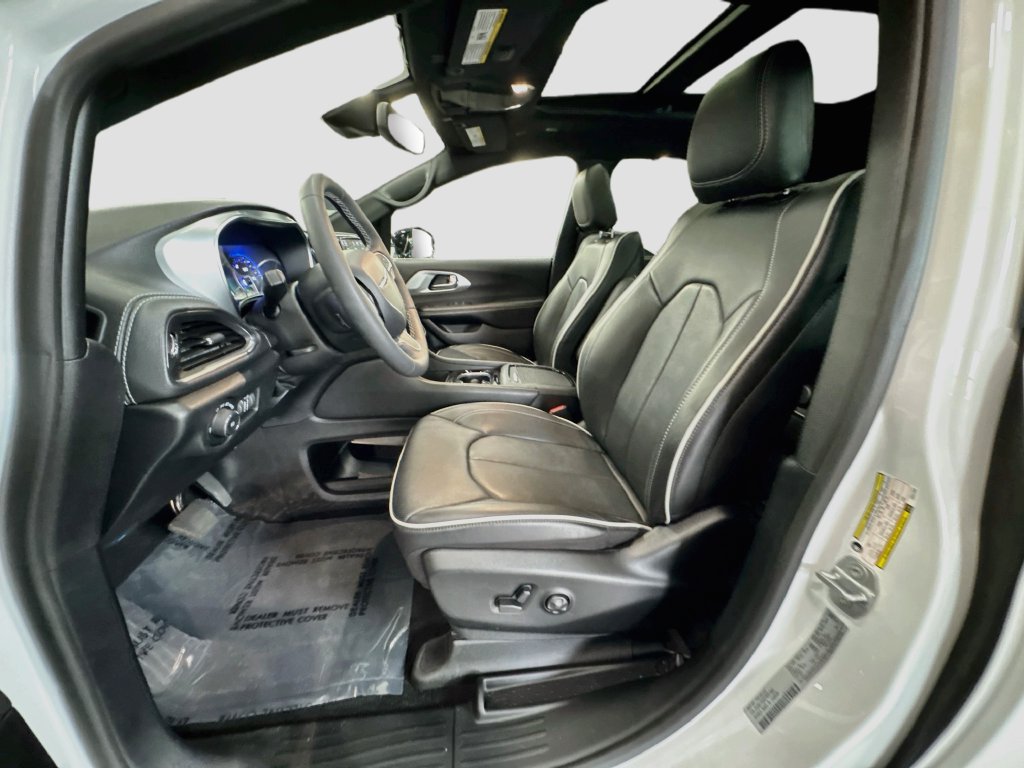 Used 2026 Chrysler Pacifica Limited FWD image 24