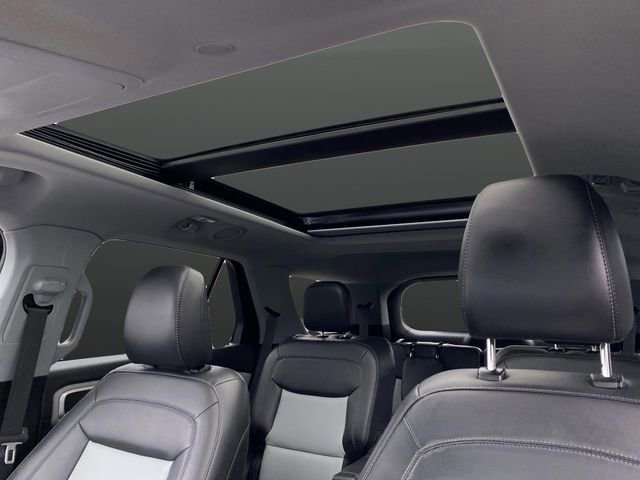 Used 2022 Ford Explorer XLT w/ Equipment Group 202A image 7