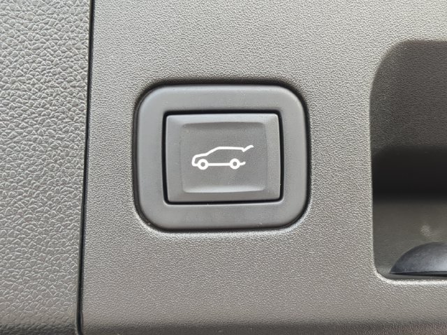 Used 2024 Cadillac XT4 Luxury w/ Cold Weather Package FWD image 13