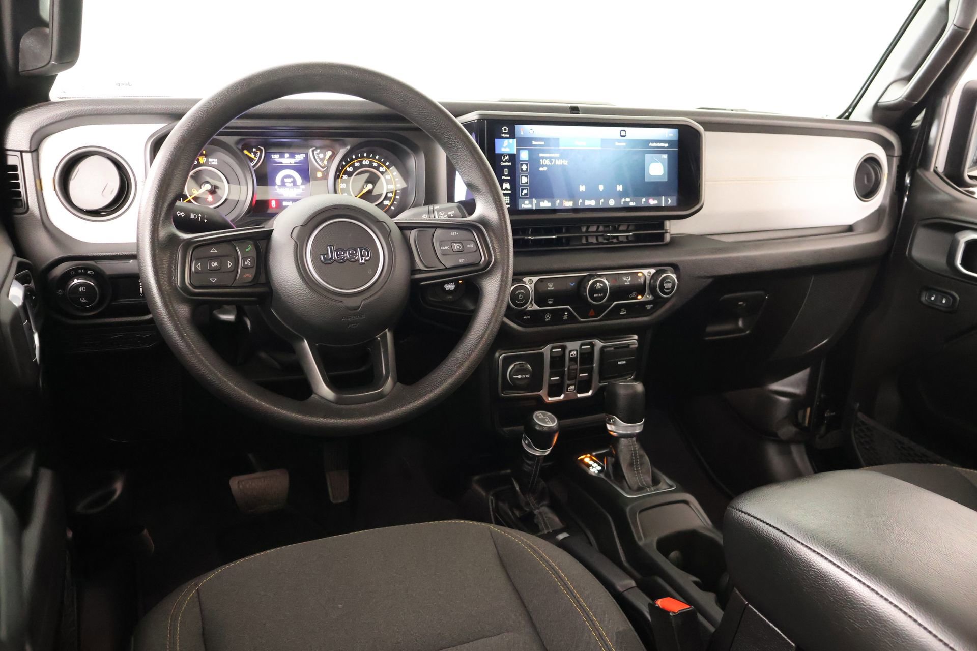 Used 2025 Jeep Gladiator Sport AWD/4WD image 2