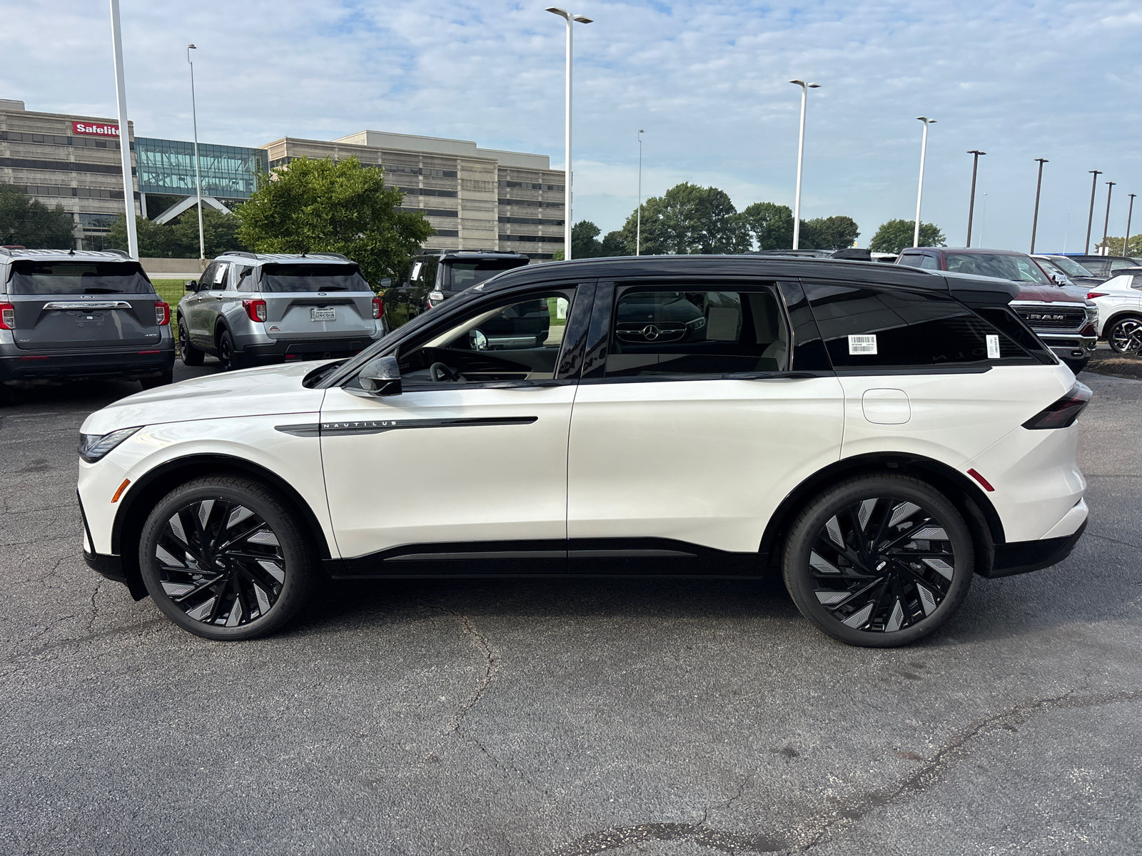 New 2026 Lincoln Nautilus Reserve w/ Jet Appearance Package AWD/4WD image 4
