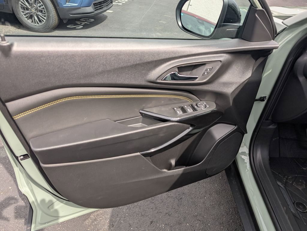 New 2026 Chevrolet Trax ACTIV w/ Sunroof Package FWD image 14