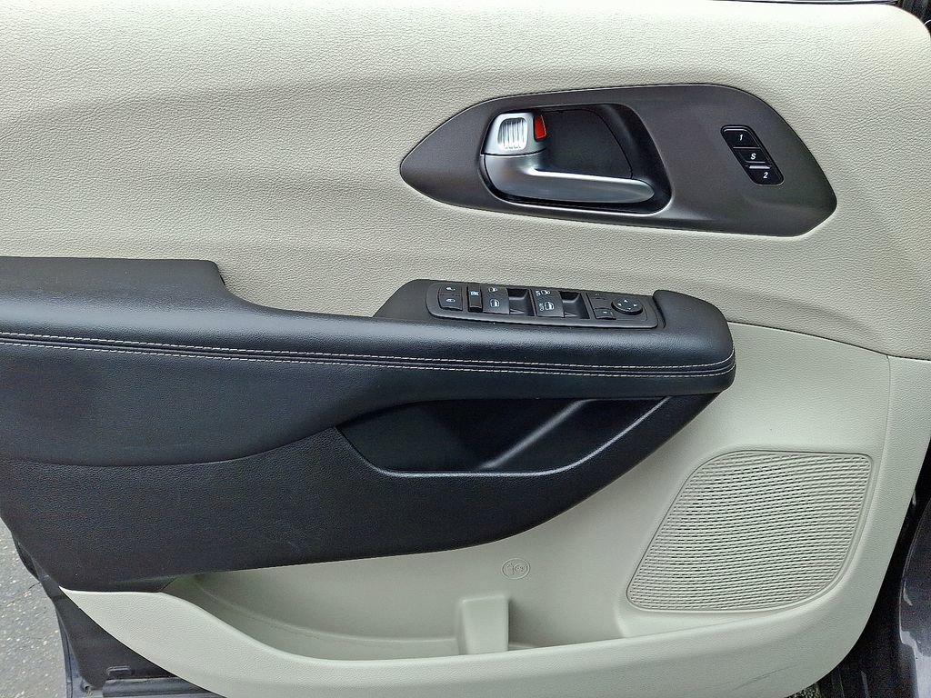 Used 2023 Chrysler Pacifica Touring-L image 13
