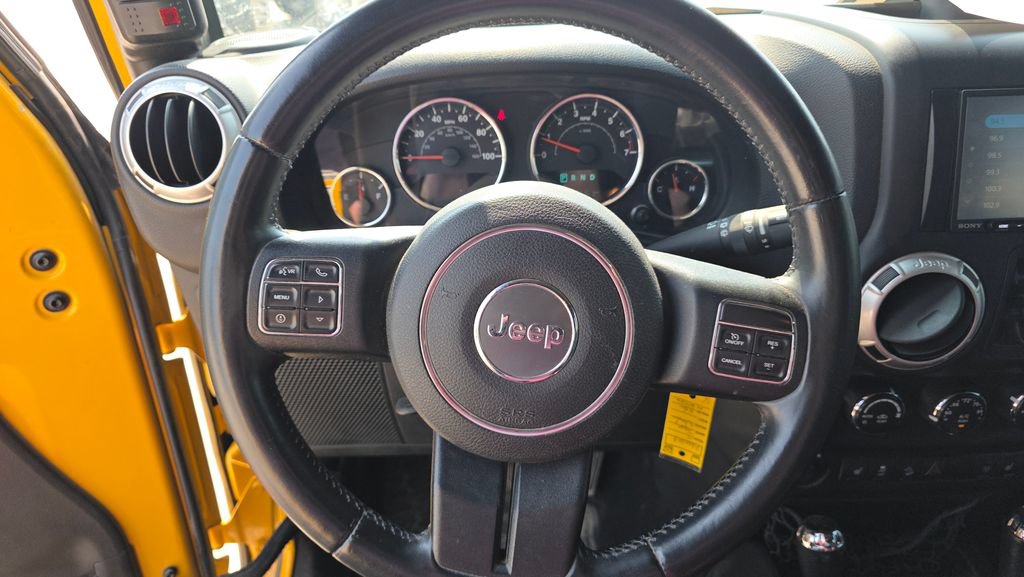Used 2015 Jeep Wrangler Unlimited Rubicon w/ Connectivity Group AWD/4WD image 14