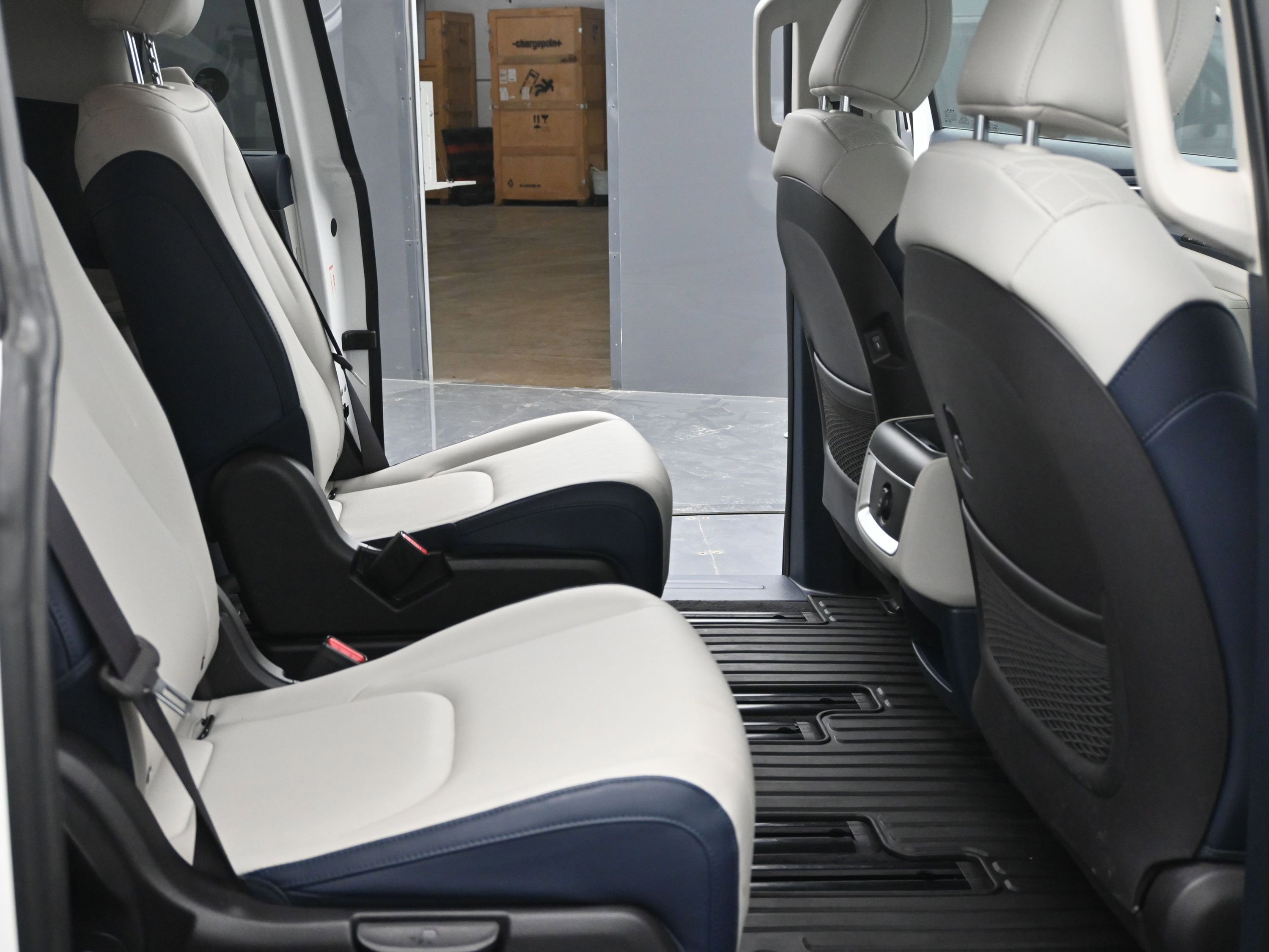 Used 2025 Kia Carnival EX image 13