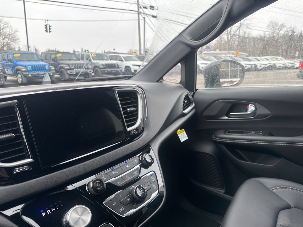 New 2026 Chrysler Voyager LX FWD image 34