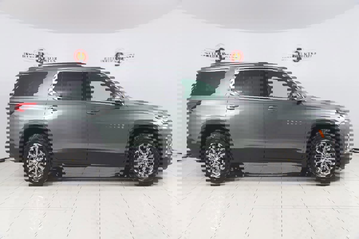 Used 2023 Chevrolet Traverse LT image 2