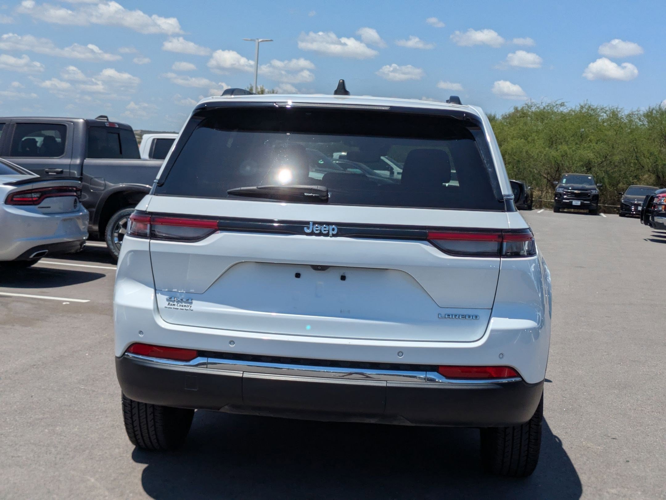 Used 2023 Jeep Grand Cherokee Laredo image 4