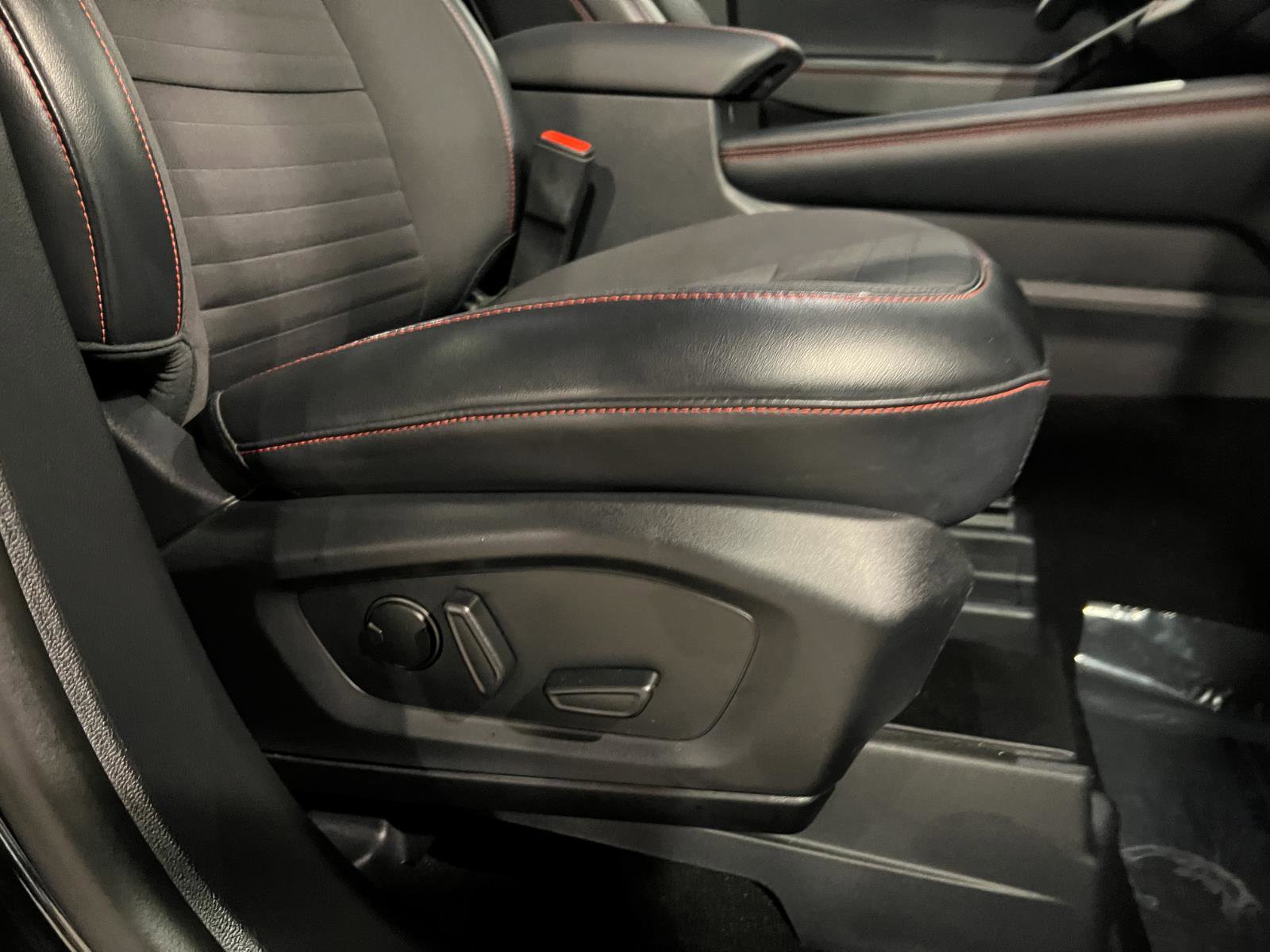 Used 2025 Ford Explorer ST-Line w/ ST-Line Street Pack image 39