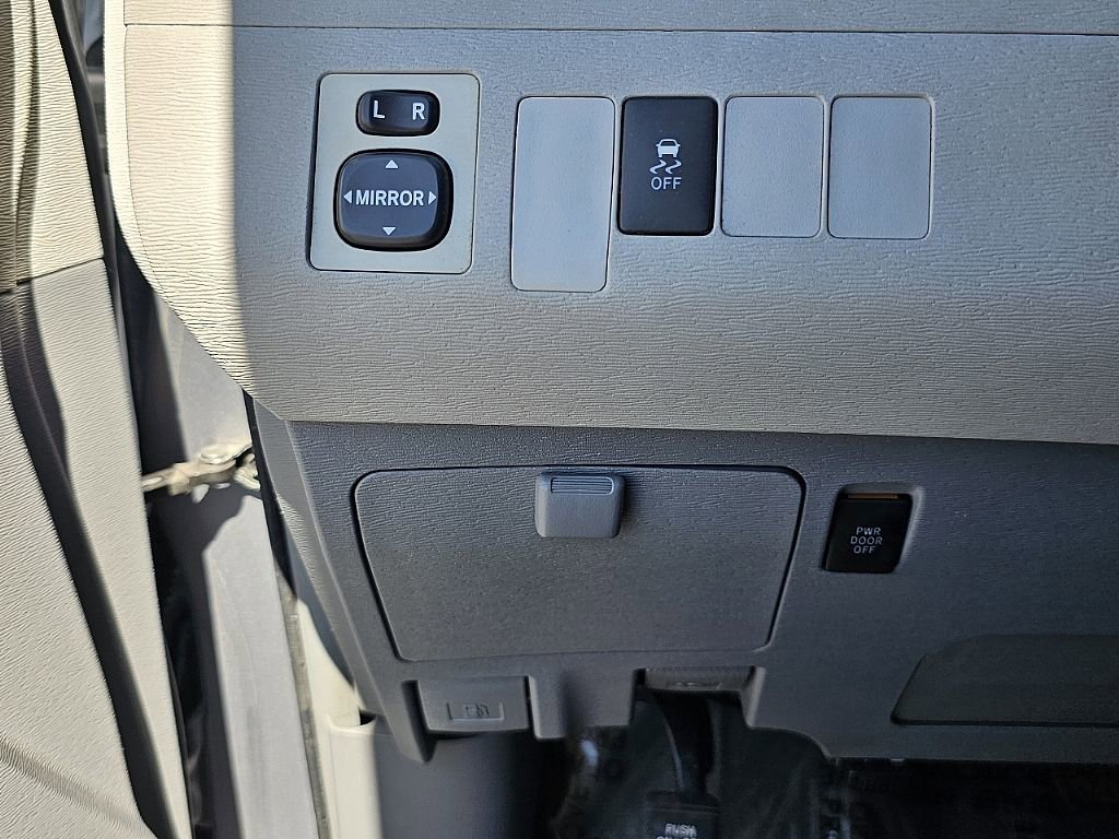 Used 2012 Toyota Sienna LE w/ Preferred Pkg image 33
