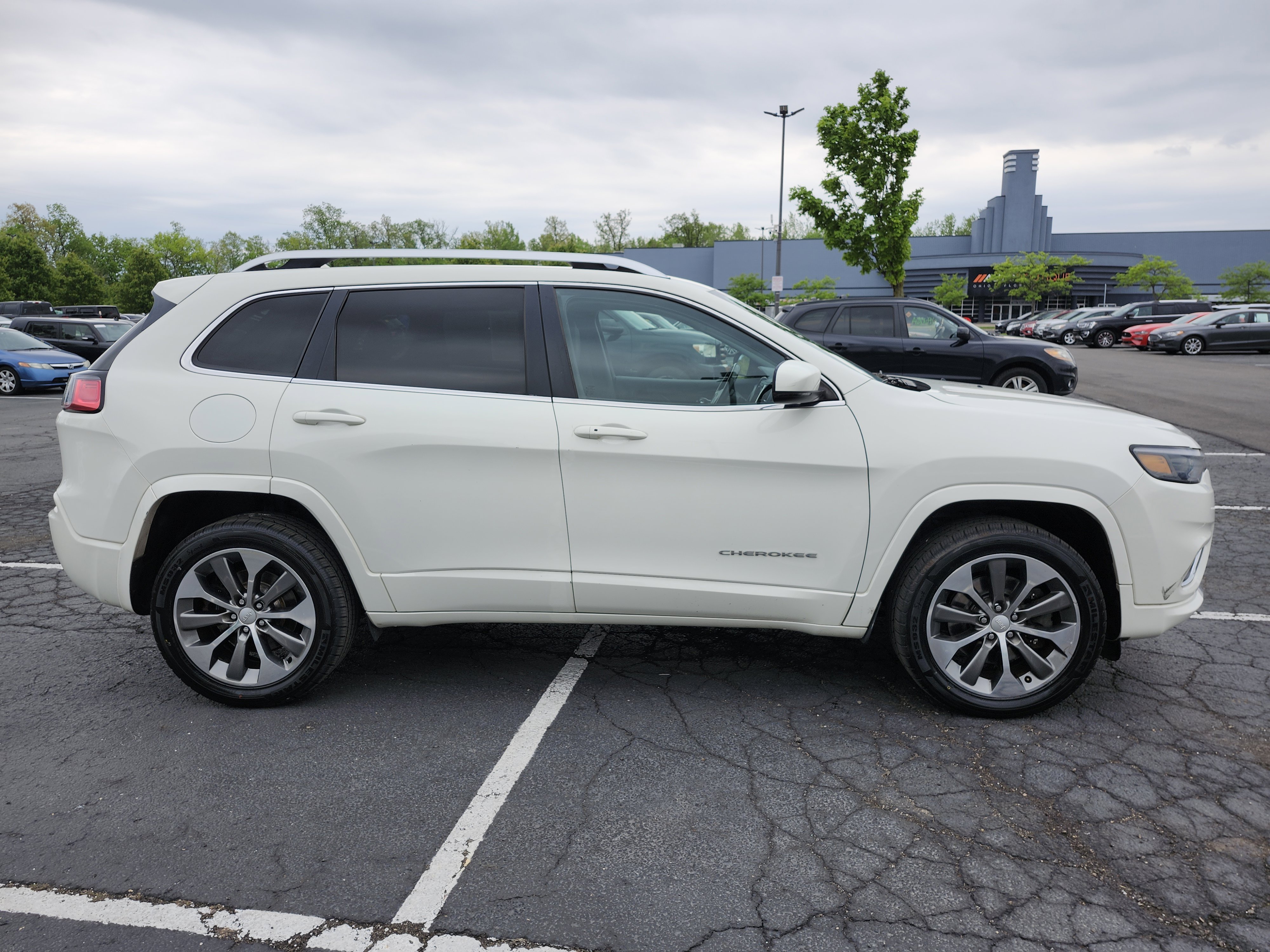 Used 2019 Jeep Cherokee Overland AWD/4WD image 18