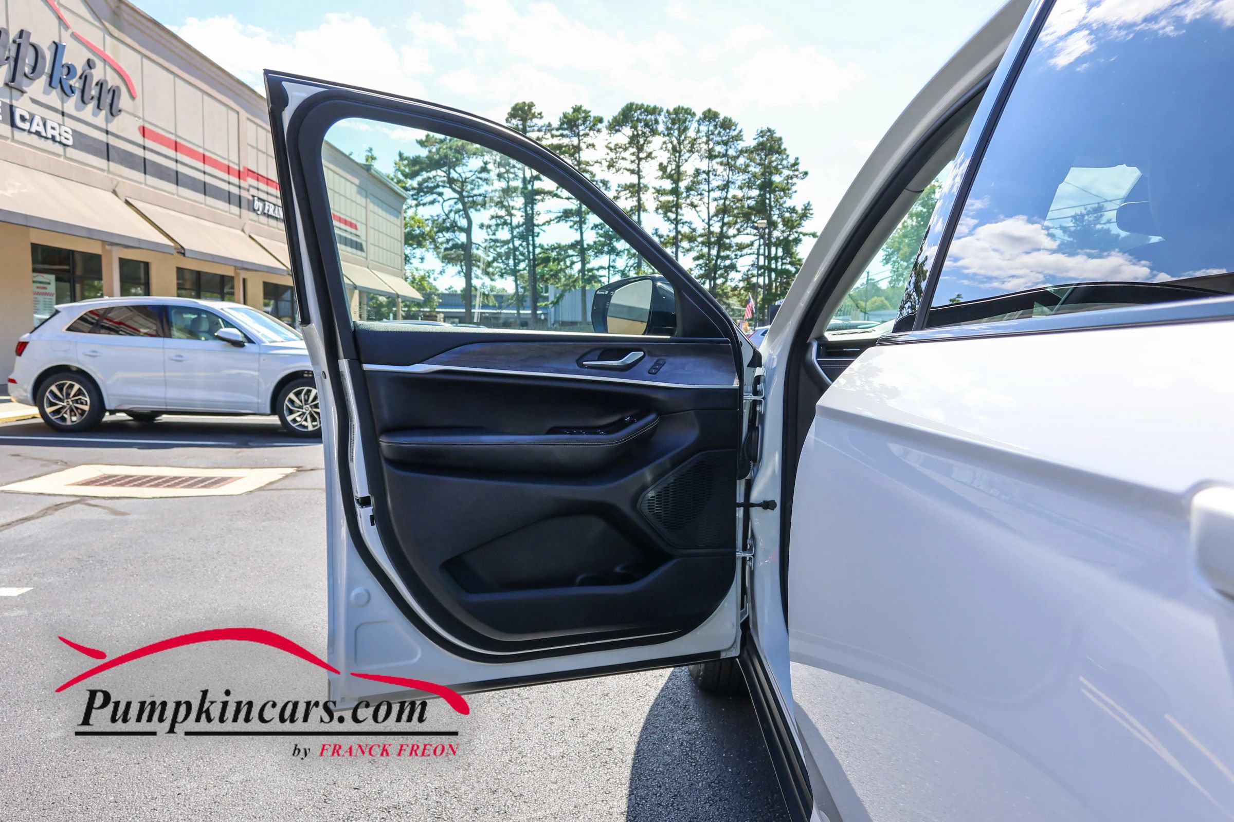 Used 2023 Jeep Grand Cherokee L Limited AWD/4WD image 16