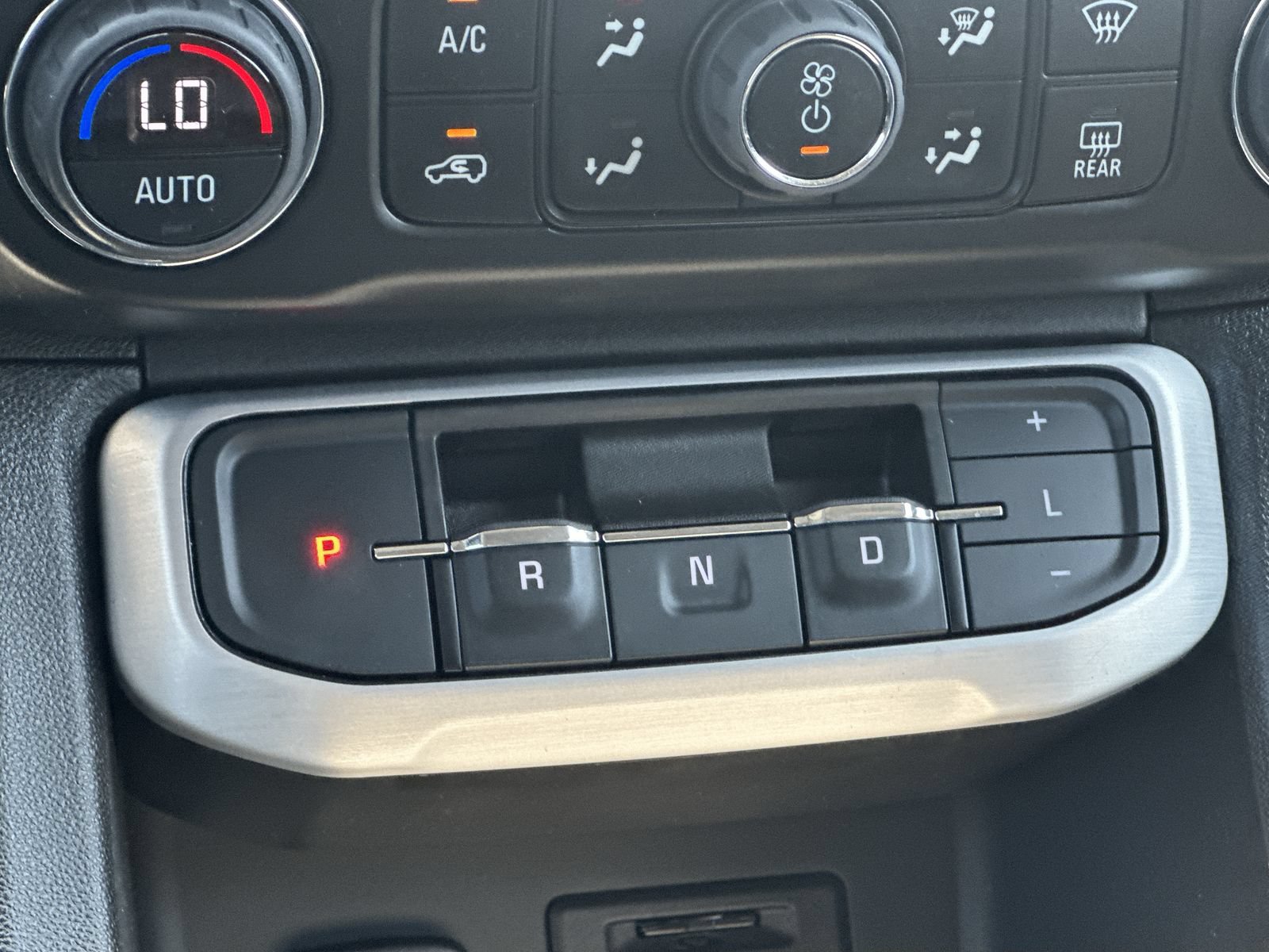 Used 2023 GMC Acadia SLT w/ LPO, Floor Liner Package FWD image 30