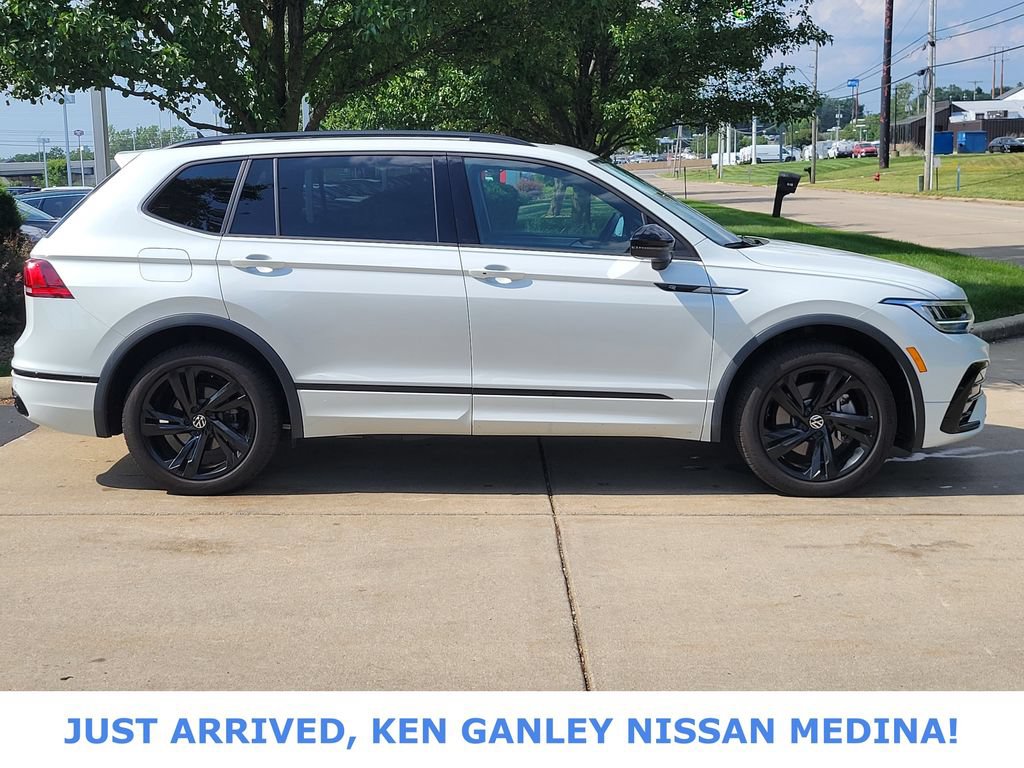 Used 2024 Volkswagen Tiguan SE R-Line FWD image 2