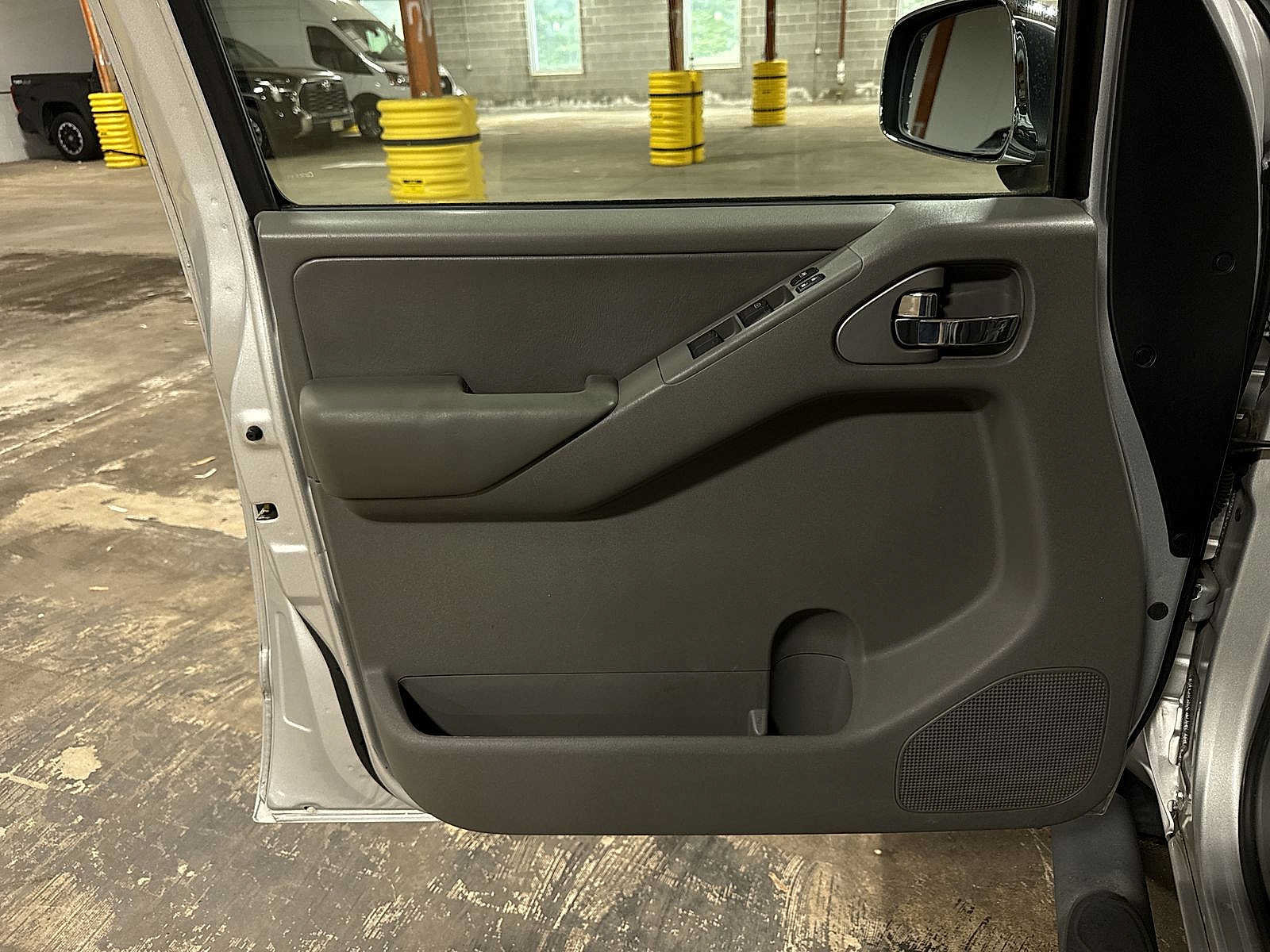 Used 2010 Nissan Frontier LE w/ LE Value Truck Pkg AWD/4WD image 28