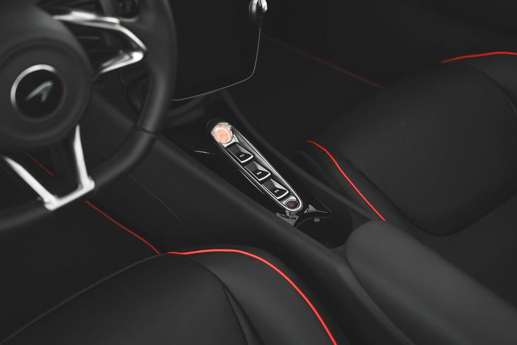 Used 2025 McLaren Artura Spider RWD image 34