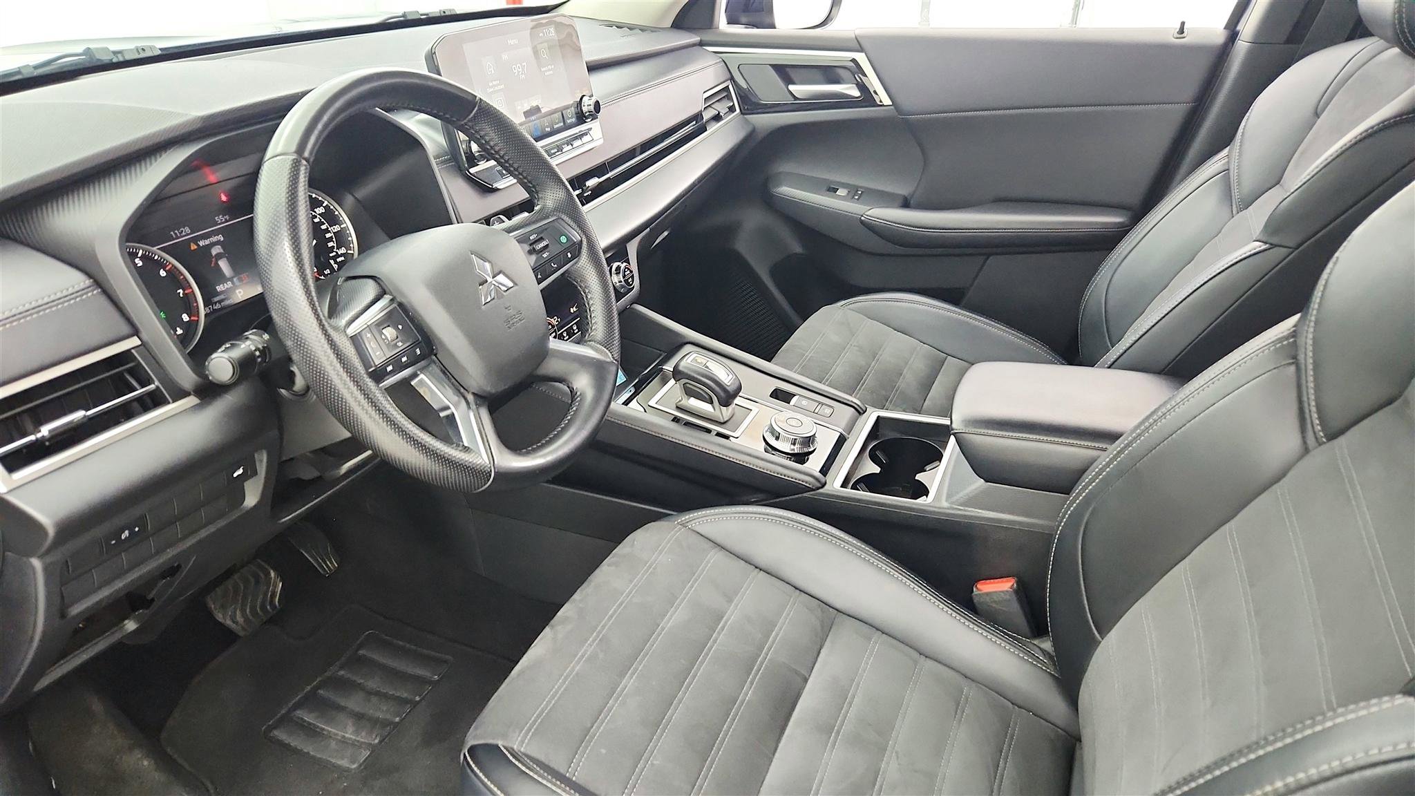 Used 2024 Mitsubishi Outlander FWD image 25