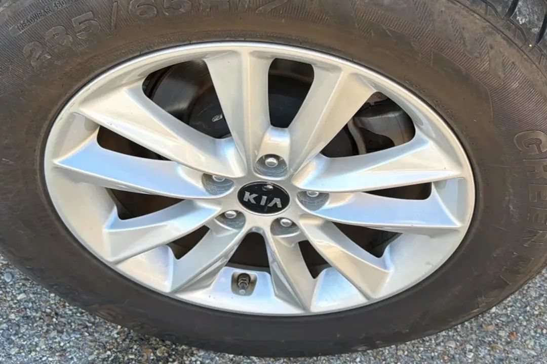 Used 2020 Kia Sorento LX FWD image 14