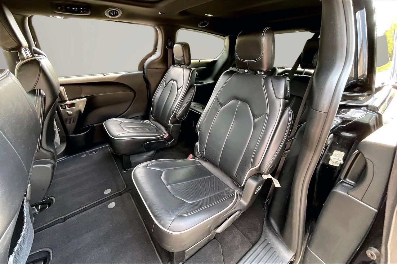 Used 2025 Chrysler Pacifica Limited FWD image 23