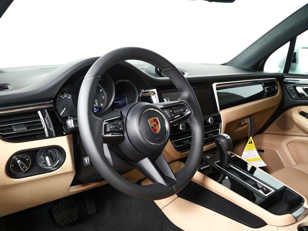 Certified 2026 Porsche Macan AWD/4WD image 4