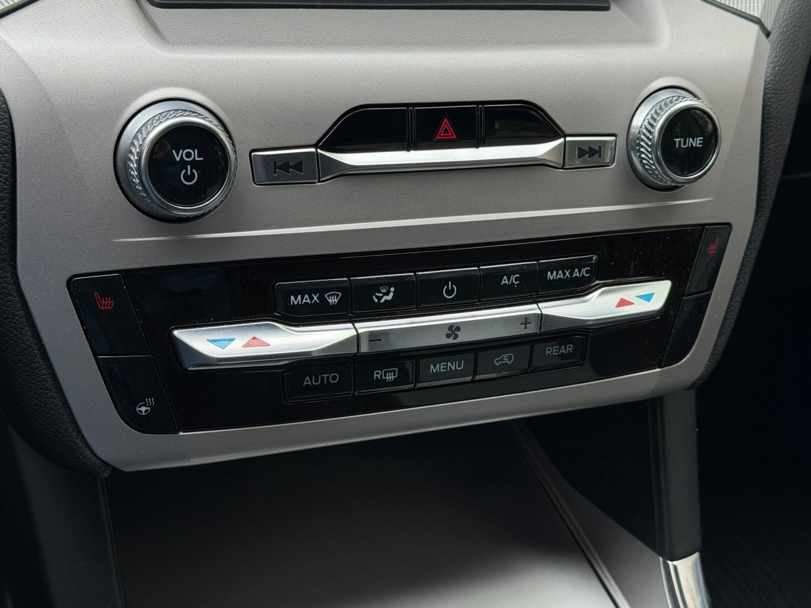 Used 2023 Ford Explorer XLT w/ Equipment Group 202A AWD/4WD image 17