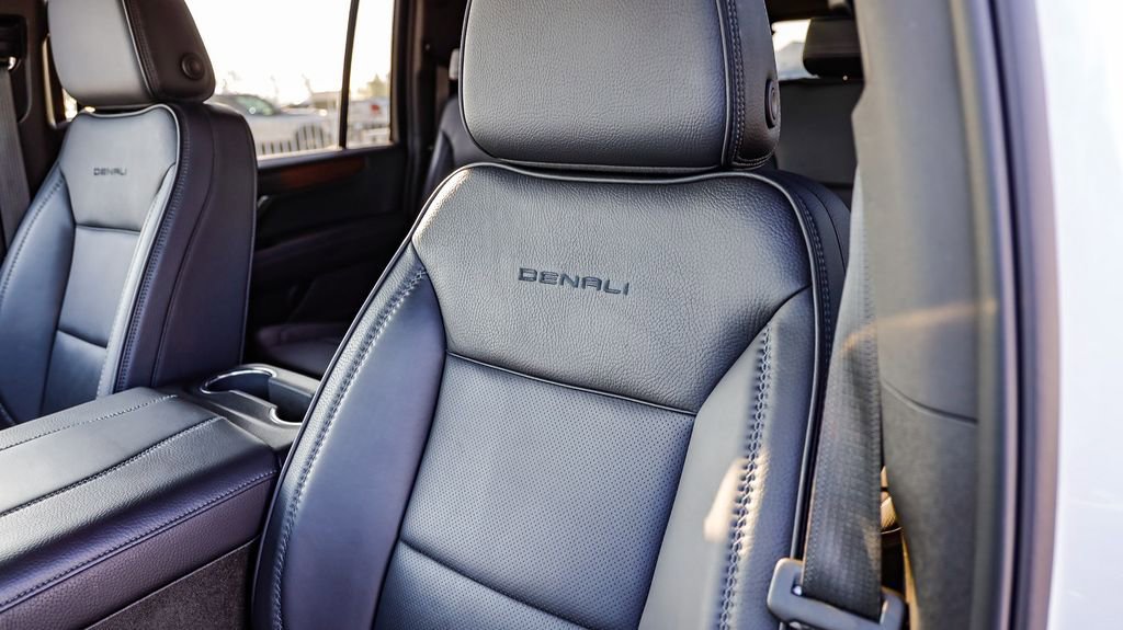 Used 2025 GMC Yukon XL Denali image 30