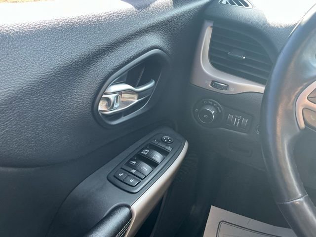 Used 2018 Jeep Cherokee Limited image 21