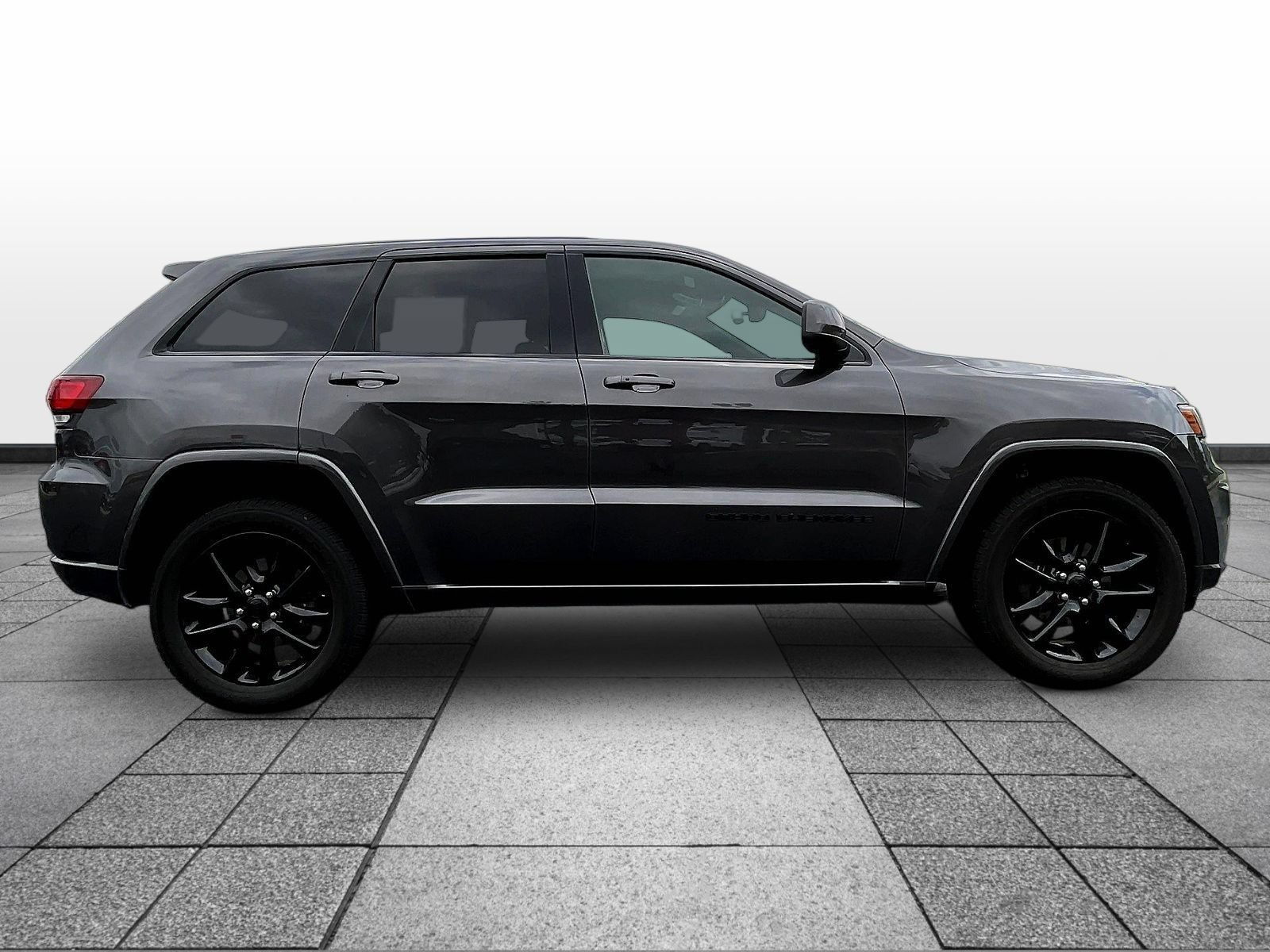 Used 2020 Jeep Grand Cherokee Altitude AWD/4WD image 4