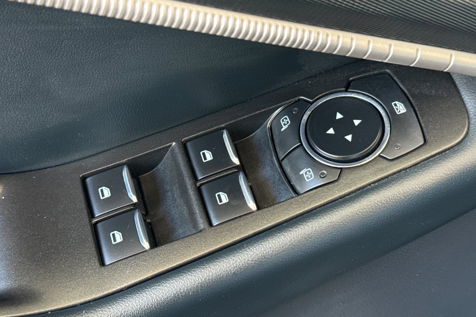 Used 2025 Ford Explorer ST-Line AWD/4WD image 18