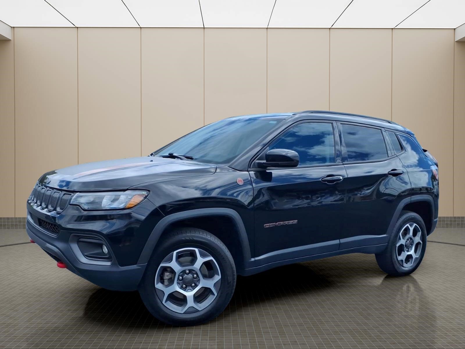 Used 2022 Jeep Compass Trailhawk w/ Trailhawk Convenience Group AWD/4WD image 2