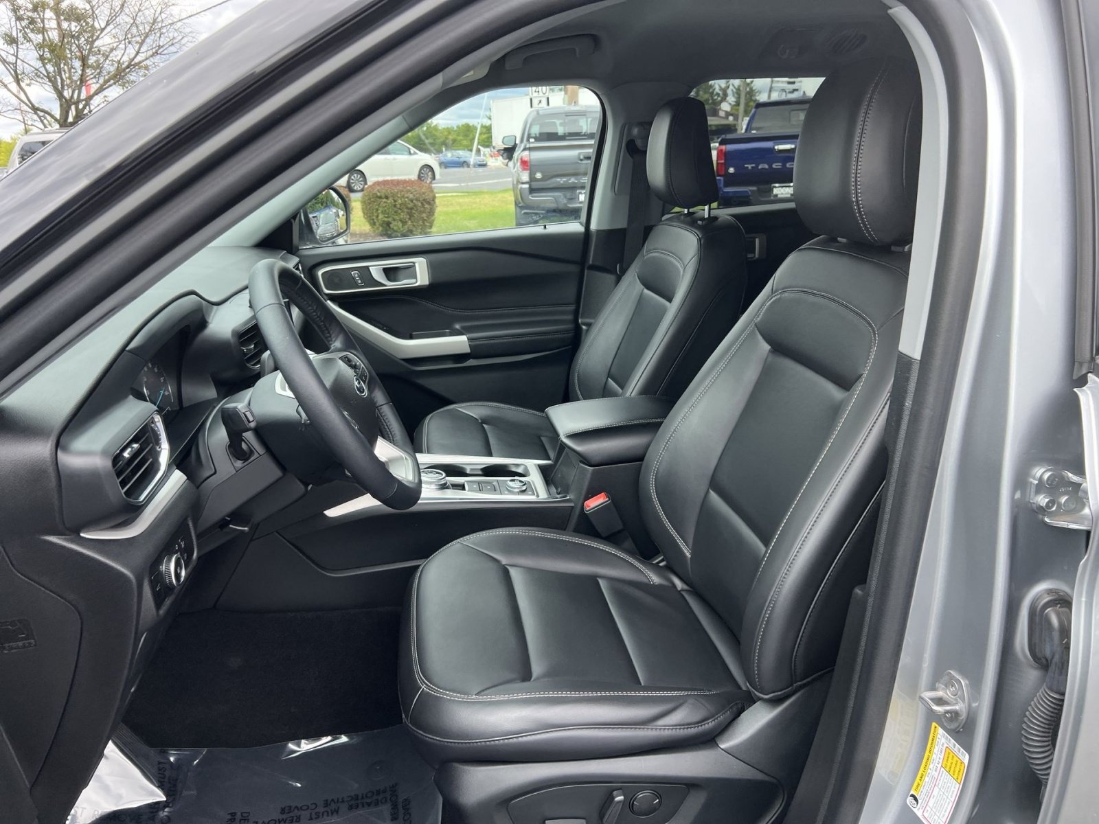 Used 2023 Ford Explorer XLT w/ Equipment Group 202A AWD/4WD image 13