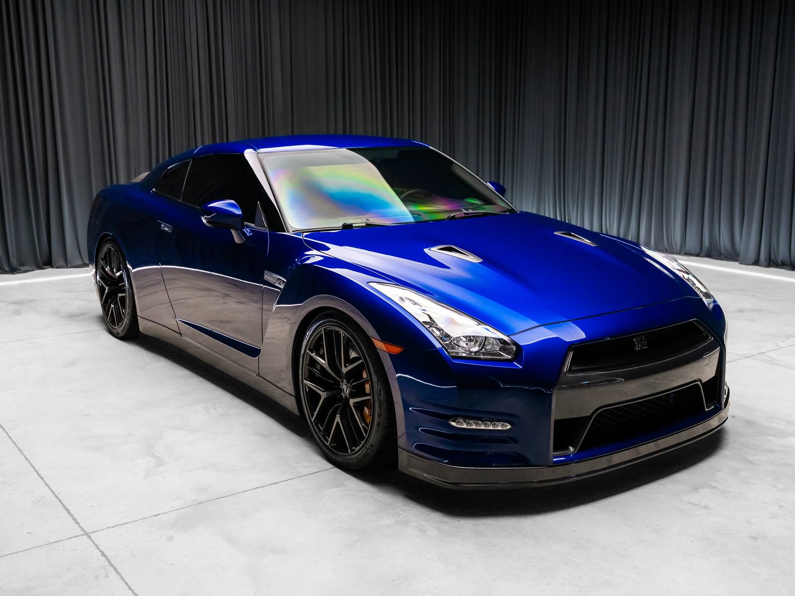 Used 2013 Nissan GT-R Black Edition AWD/4WD image 4