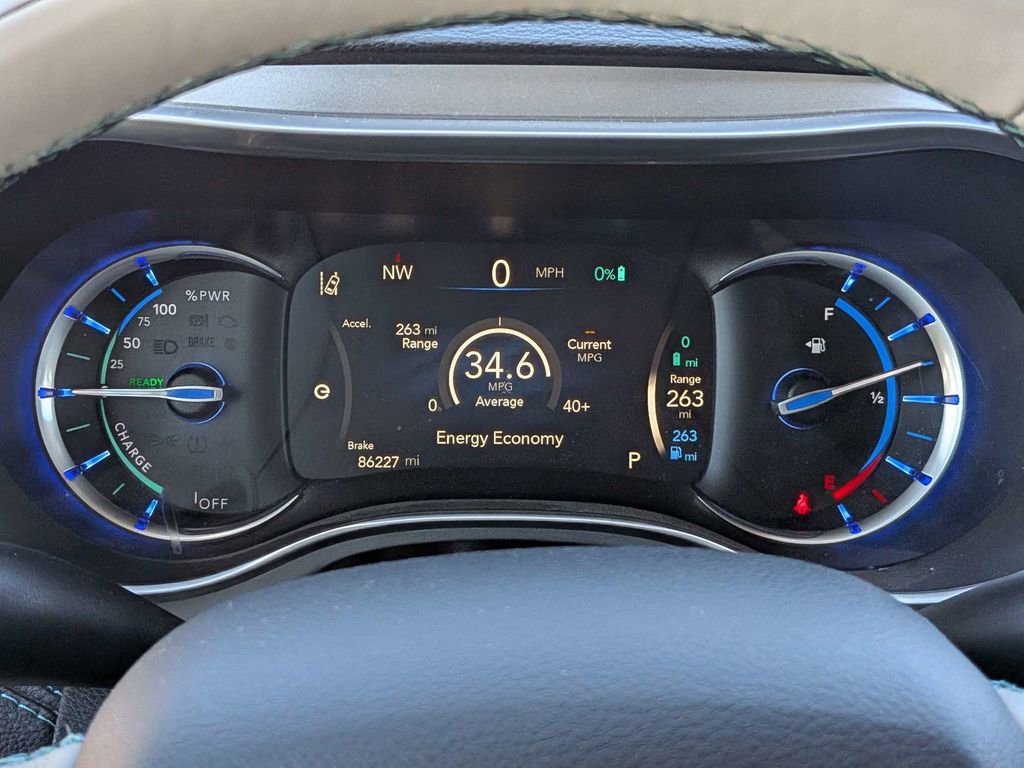 Used 2018 Chrysler Pacifica Limited w/ Advanced Safetytec Group FWD image 27