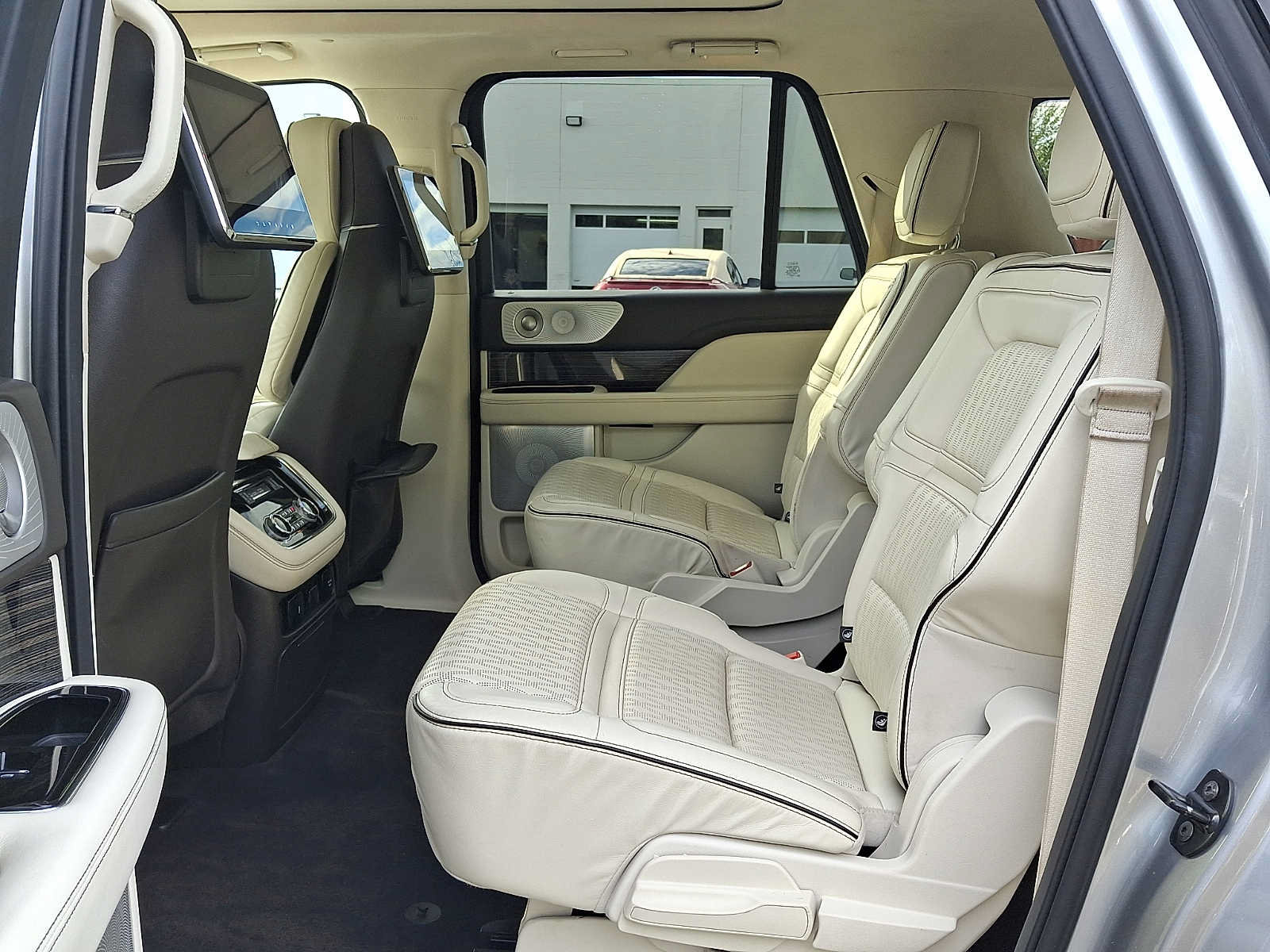 Used 2021 Lincoln Navigator L Black Label w/ Special Edition Package AWD/4WD image 10