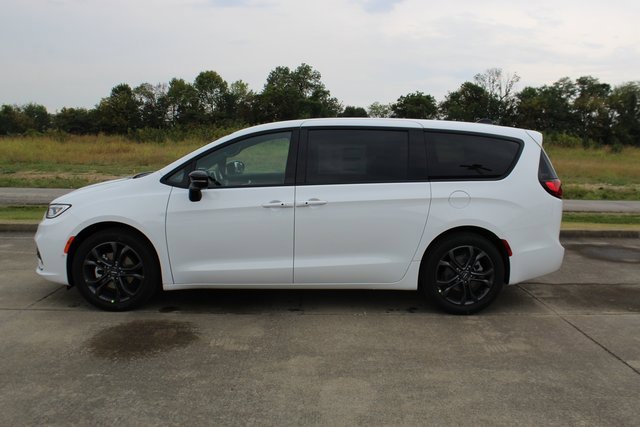 New 2026 Chrysler Pacifica Select image 2