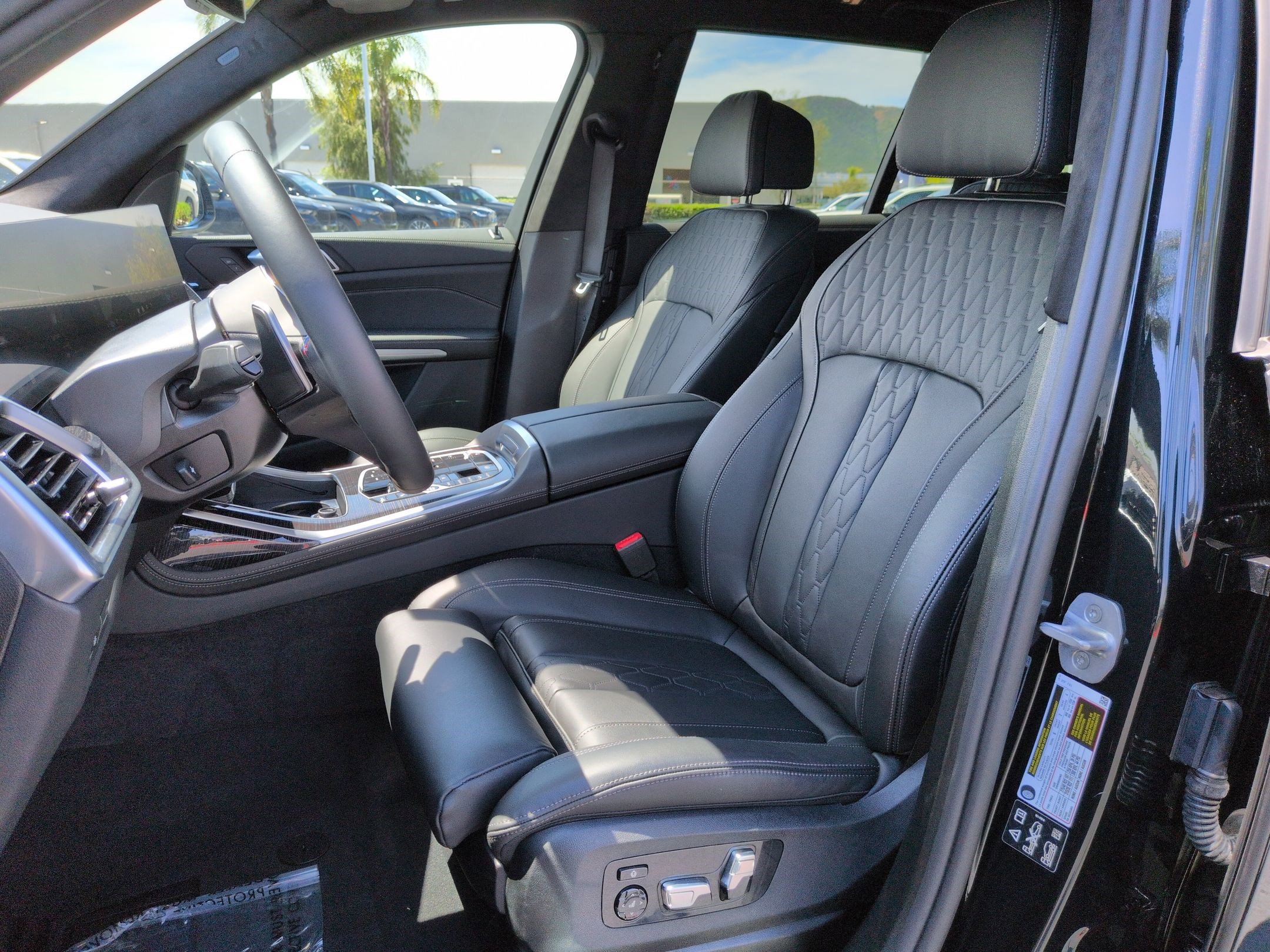 Used 2025 BMW X7 M60i AWD/4WD image 16