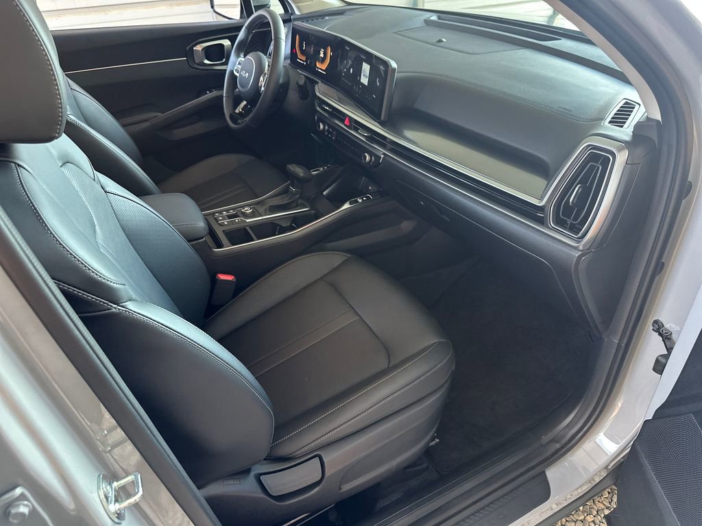 Used 2025 Kia Sorento S image 31