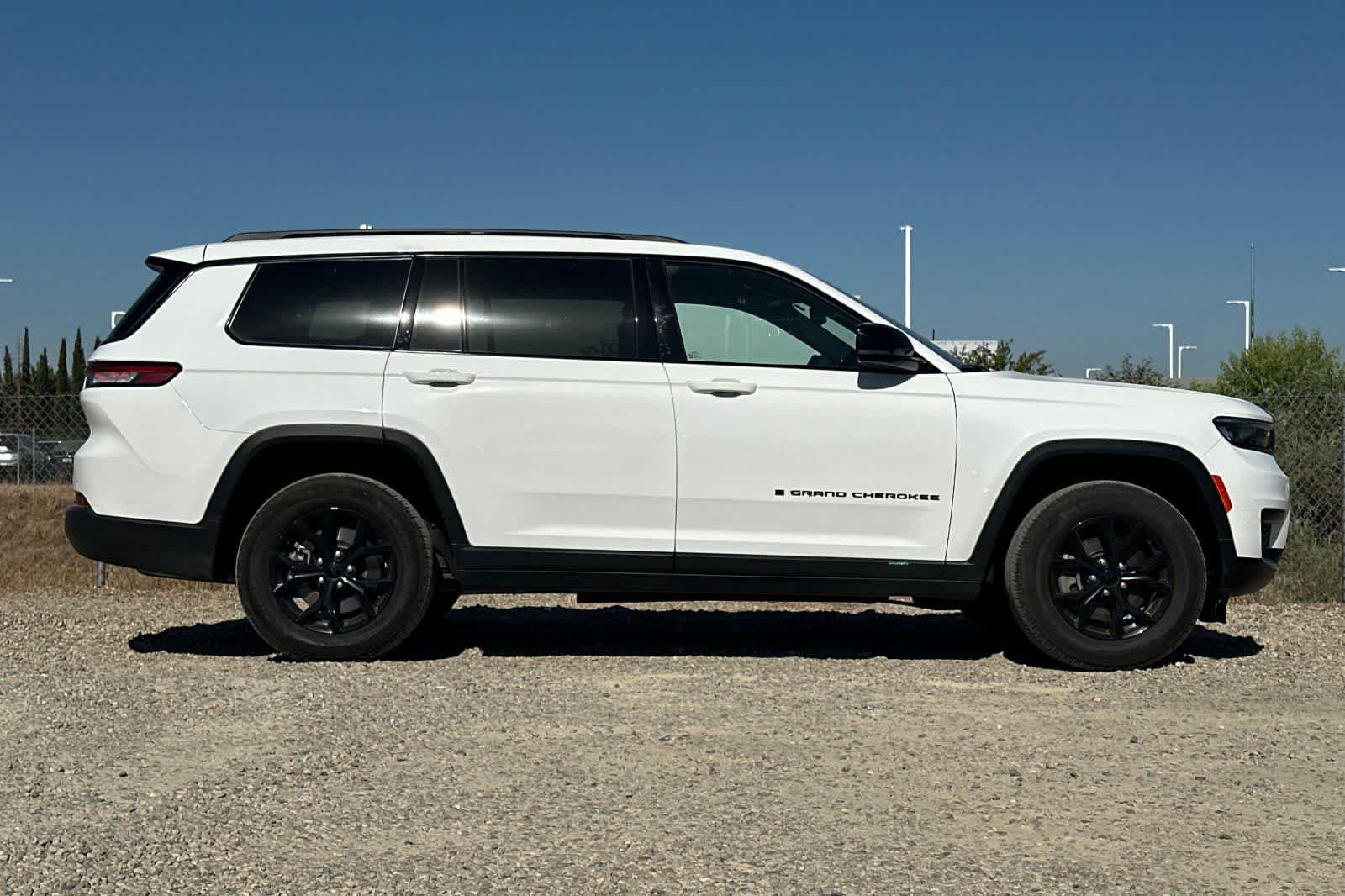 Used 2024 Jeep Grand Cherokee L Laredo RWD image 9