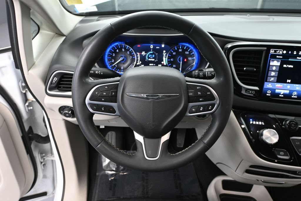 Used 2022 Chrysler Pacifica Touring-L FWD image 26