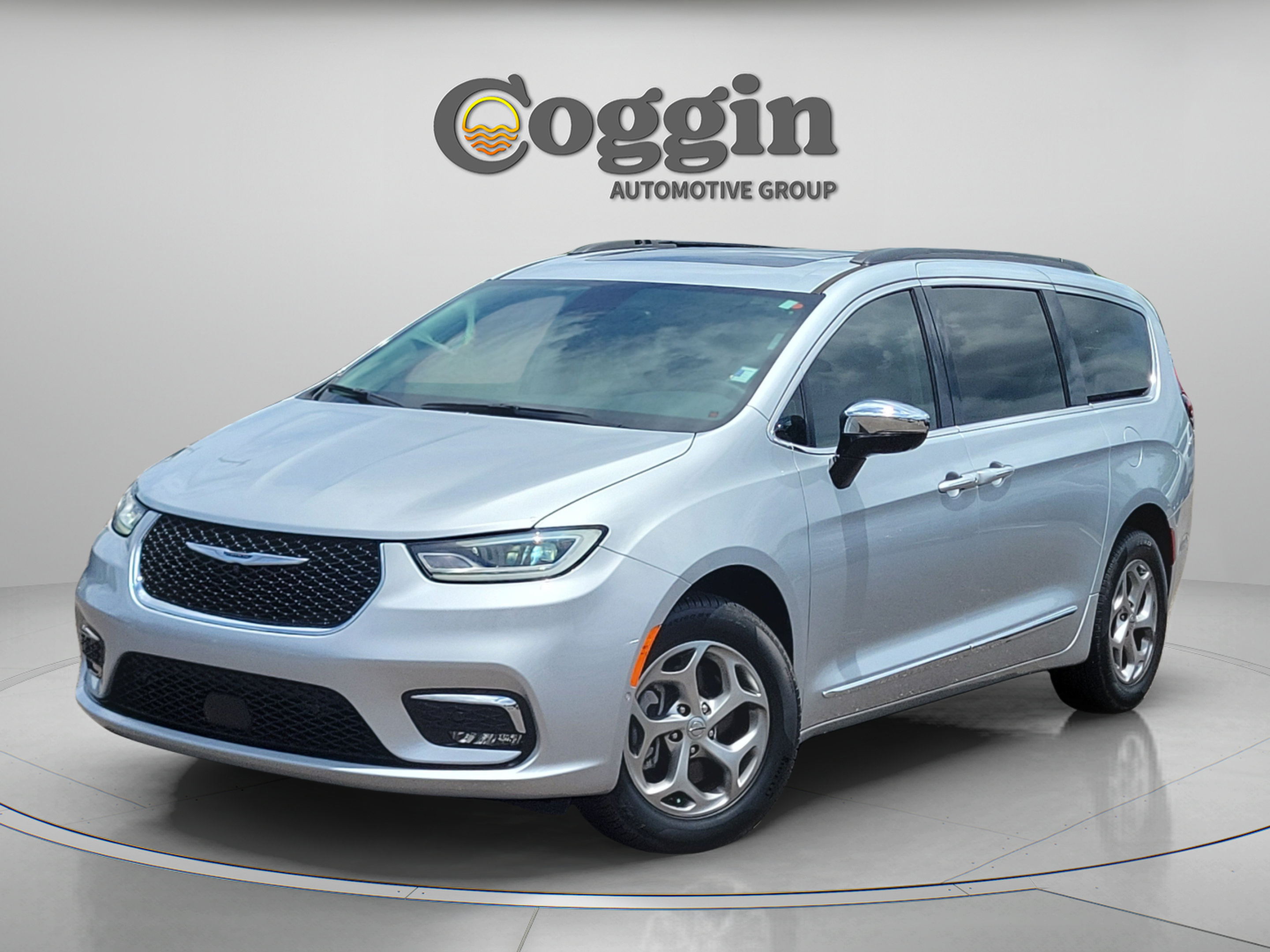 Used 2023 Chrysler Pacifica Limited w/ Uconnect Theater Family Group