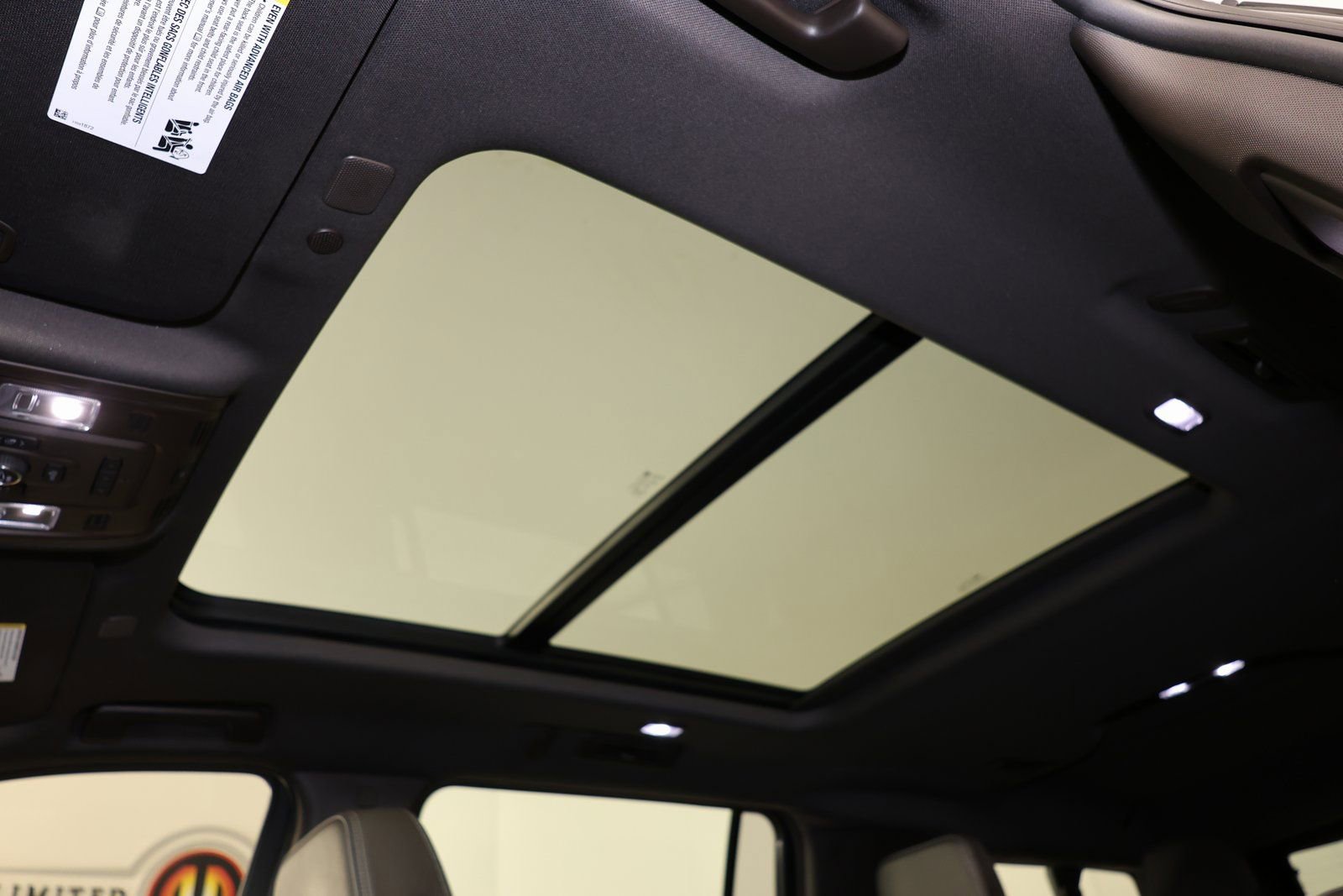 Used 2021 GMC Yukon XL Denali w/ Denali Premium Package image 14