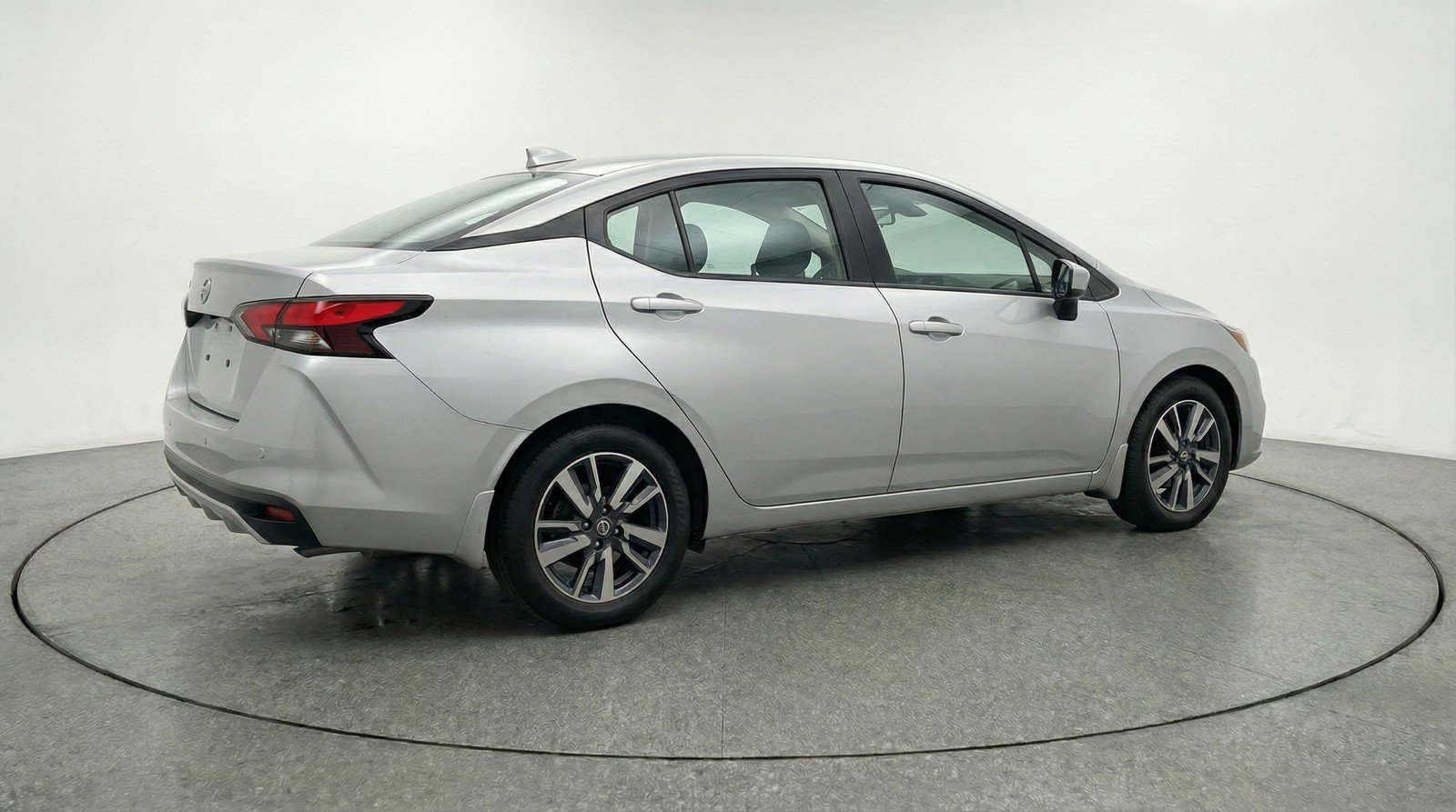 Used 2025 Nissan Versa SV image 9