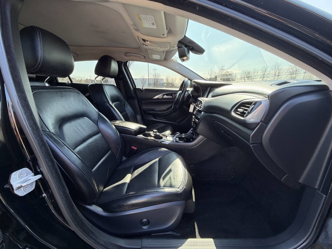 Used 2017 INFINITI QX30 Premium image 18