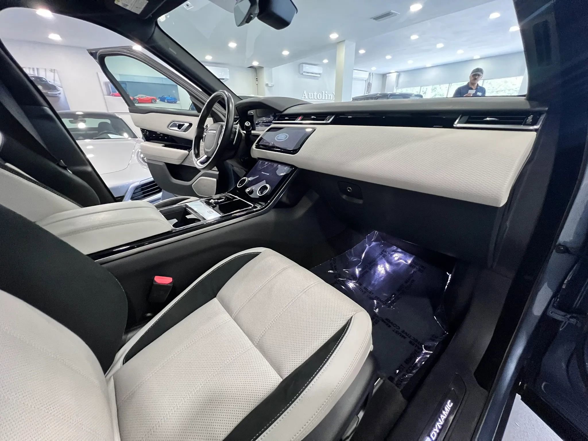 Used 2019 Land Rover Range Rover Velar R-Dynamic SE AWD/4WD image 24