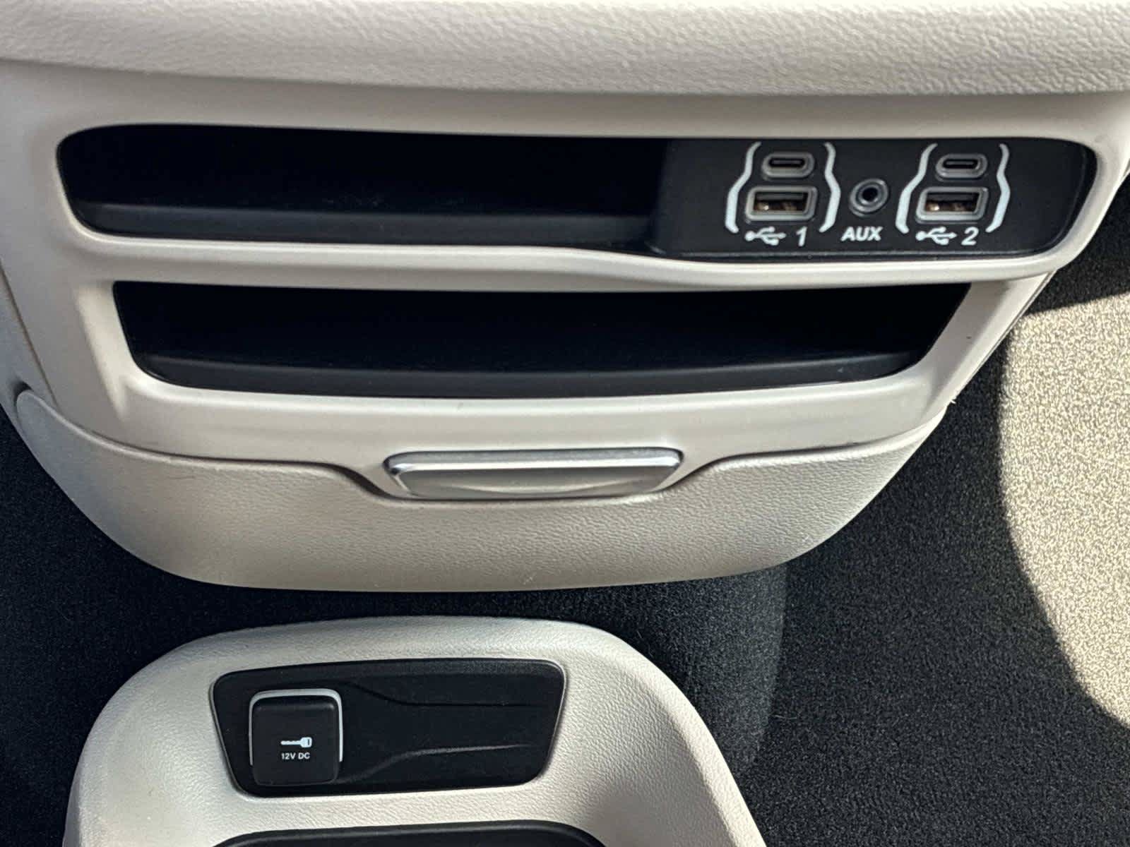 Certified 2024 Chrysler Pacifica Touring-L FWD image 32