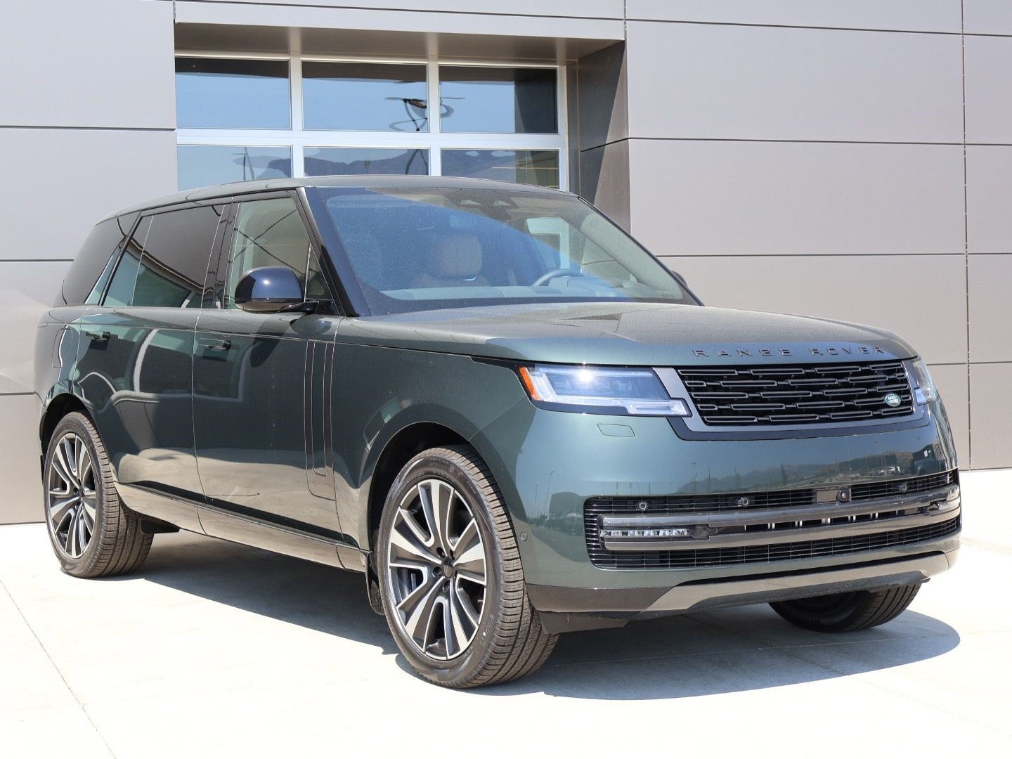 New 2026 Land Rover Range Rover Long Wheelbase SE AWD/4WD image 3