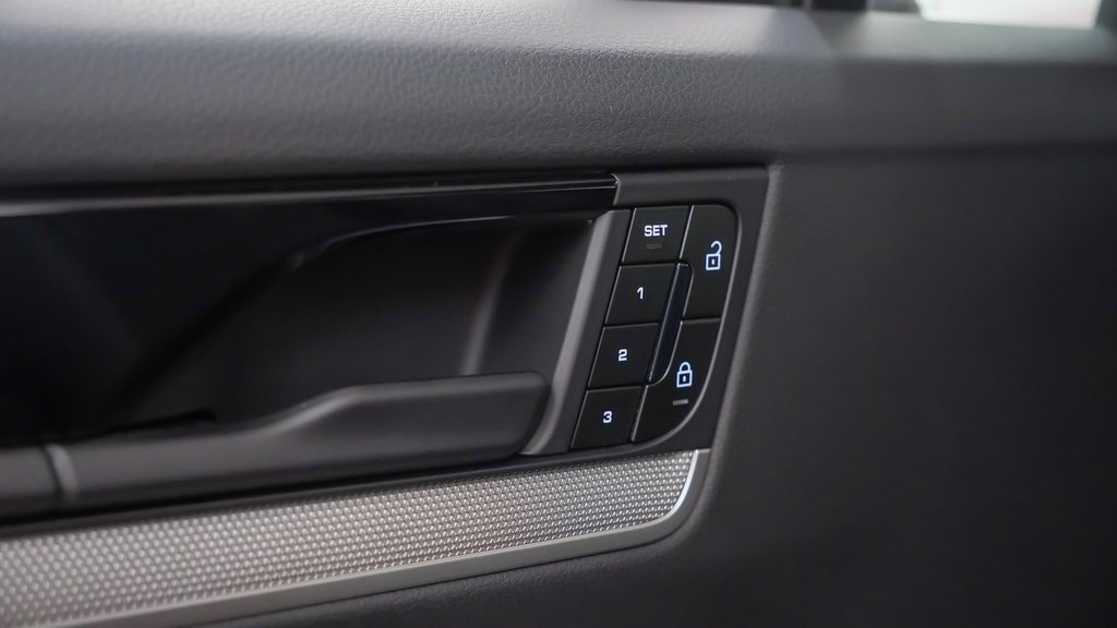 Certified 2025 Porsche Cayenne image 22